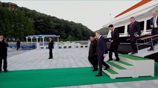 [서울=뉴시스] 김정은 북한 국무위원장이 지난 12일 북한 원산에서 세르게이 라브로프 러시아 외무장관을 접견했다고 13일 조선중앙TV가 보도했다. (사진=조선중앙TV 캡쳐) 2025.07.13. photo@newsis.com *재판매 및 DB 금지