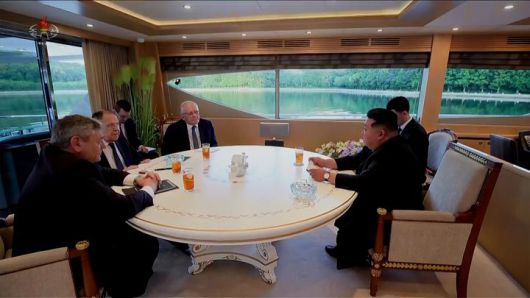 [서울=뉴시스] 김정은 북한 국무위원장이 지난 12일 북한 원산에서 세르게이 라브로프 러시아 외무장관을 접견했다고 13일 조선중앙TV가 보도했다. (사진=조선중앙TV 캡쳐) 2025.07.13. photo@newsis.com *재판매 및 DB 금지