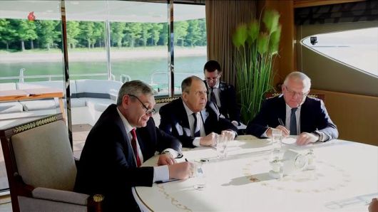 [서울=뉴시스] 김정은 북한 국무위원장이 지난 12일 북한 원산에서 세르게이 라브로프 러시아 외무장관을 접견했다고 13일 조선중앙TV가 보도했다. (사진=조선중앙TV 캡쳐) 2025.07.13. photo@newsis.com *재판매 및 DB 금지