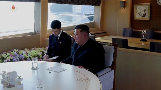 [서울=뉴시스] 김정은 북한 국무위원장이 지난 12일 북한 원산에서 세르게이 라브로프 러시아 외무장관을 접견했다고 13일 조선중앙TV가 보도했다. (사진=조선중앙TV 캡쳐) 2025.07.13. photo@newsis.com *재판매 및 DB 금지