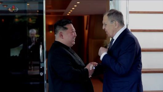 [서울=뉴시스] 김정은 북한 국무위원장이 지난 12일 북한 원산에서 세르게이 라브로프 러시아 외무장관을 접견했다고 13일 조선중앙TV가 보도했다. (사진=조선중앙TV 캡쳐) 2025.07.13. photo@newsis.com *재판매 및 DB 금지