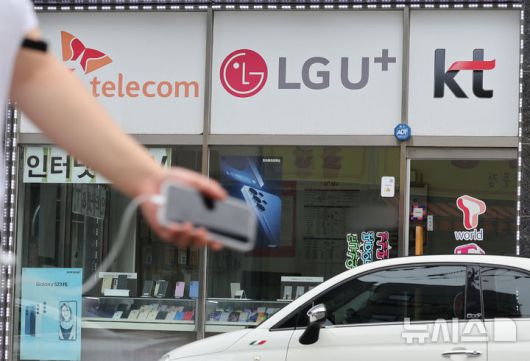 [서울=뉴시스] 배훈식 기자 = SK텔레콤 사이버 침해 사고 위약금 면제 기한이 하루 앞으로 다가온 13일 서울 서대문구의 한 휴대전화 판매점에 이동통신 3사 로고가 붙어 있다. 이번 사고로 촉발된 이통 3사간의 고객유치전이 막바지로 치달으며 보조금 경쟁 등 과열양상을 띄고 있다. 2025.07.13. dahora83@newsis.com