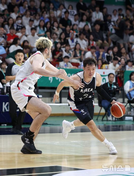 [안양=뉴시스] 김선웅 기자 = 13일 경기 안양시 정관장 아레나에서 열린 하나은행 초청 2025 남자농구 국가대표 평가전 대한민국 vs 일본 2차전 경기, 이승현이 돌파를 시도하고 있다. 2025.07.13. mangusta@newsis.com