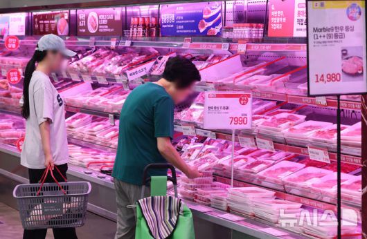 [서울=뉴시스] 권창회 기자 = 13일 서울 시내 대형마트에 진열된 한우. 최근 고물가에 외식 대신 집밥을 찾는 수요가 늘면서 올해 상반기 대형마트에서 한우가 매출 1~2위에 올라섰다. 2025.07.13. kch0523@newsis.com
