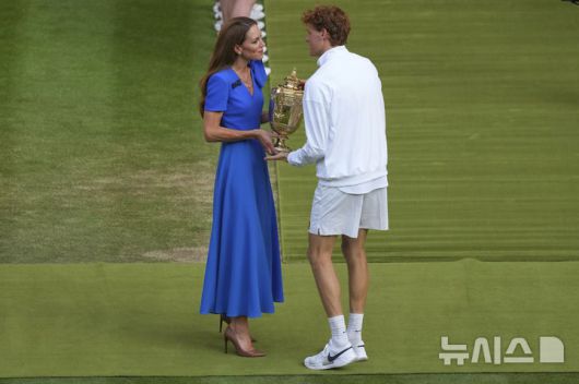 [런던=AP/뉴시스] 얀니크 신네르(1위·이탈리아)가 13일(현지 시간) 영국 런던 올잉글랜드 클럽에서 열린 2025 윔블던 테니스 대회 남자 단식 정상에 올라 케이트 미들턴 영국 왕세자빈으로부터 트로피를 받고 있다. 신네르는 결승에서 3연패를 노리는 카를로스 알카라스(2위·스페인)에게 3-1(4-6 6-4 6-4 6-4) 역전승을 거두고 윔블던 첫 우승을 차지했다. 2025.07.14.