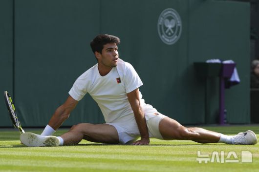 [런던=AP/뉴시스] 카를로스 알카라스(2위·스페인)가 13일(현지 시간) 영국 런던 올잉글랜드 클럽에서 열린 2025 윔블던 테니스 대회 남자 단식 결승전 얀니크 신네르(1위·이탈리아)와의 경기에서 공을 리턴하고 있다. 2025.07.14.