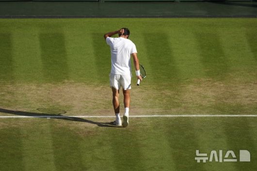 [런던=AP/뉴시스] 카를로스 알카라스(2위·스페인)가 13일(현지 시간) 영국 런던 올잉글랜드 클럽에서 열린 2025 윔블던 테니스 대회 남자 단식 결승전 얀니크 신네르(1위·이탈리아)와의 경기에서 점수를 내준 후 아쉬워 하고 있다. 2025.07.14.