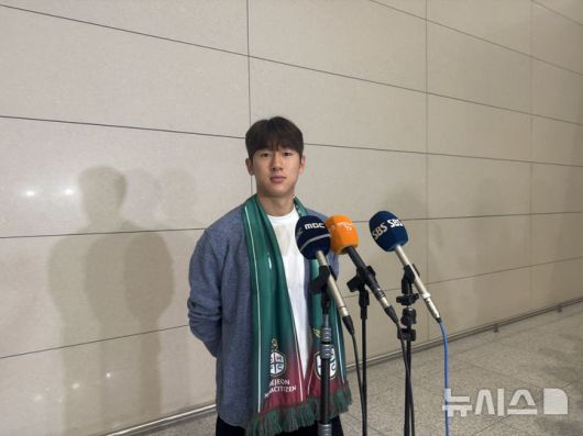 [인천공항=뉴시스] 잉글랜드 프로축구 프리미어리그(EPL) 브라이턴으로 이적한 프로축구 K리그1 대전하나시티즌 출신 윤도영이 14일 오전 인천국제공항에서 임대 이적하는 네덜란드 에레디비시에 엑셀시오르 합류를 위해 네덜란드로 출국하기 전 취재진과 인터뷰하고 있다. 2025.07.14. wlsduq123@newsis.com