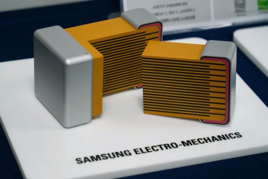 [서울=뉴시스]적층세라믹콘덴서(MLCC)는 전기를 저장했다가 반도체에 안정적으로 공급해 원활한 동작을 돕는 핵심 부품이다. 눈에 간신히 보이는 크기지만, 내부에는 500~1000층의 유전체와 전극을 교대로 층층이 쌓아 만든다. 삼성전자는 각각의 원료인 세라믹(도자기)과 금속(니켈)을 얇게 만드는 재료기술과 간섭 없이 균일하게 층을 쌓을 수 있는 제조 기술에서 세계 최고 수준이다. 특히 초부가가치 시장인 AI(인공지능) 서버용 제품에서 40%의 점유율로, 일본 무라타와 함께 글로벌 선두권을 형성하고 있다.  사진은 MLCC의 목업(Mock-up). (사진=삼성전기 제공) photo@newsis.com *재판매 및 DB 금지