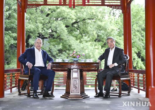 [베이징=신화/뉴시스] 왕이 중국 외교부장(오른쪽)과 세르게이 라브로프 러시아 외무부 장관이 13일 베이징에서 만나 회담하고 있다. 2025.07.14.