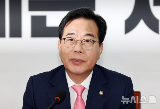 [서울=뉴시스] 김명년 기자 = 송언석 국민의힘 비상대책위원장 겸 원내대표가 14일 오전 서울 여의도 국회에서 열린 비상대책위원회의에서 발언하고 있다. 2025.07.14. kmn@newsis.com