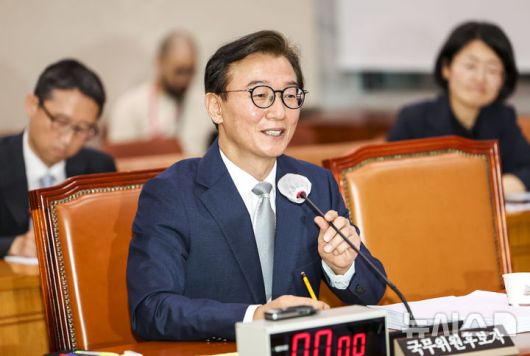 [서울=뉴시스] 김명년 기자 = 전재수 해양수산부 장관 후보자가 14일 오전 서울 여의도 국회 농림축산식품해양수산위원회에서 열린 인사청문회에서 미소를 짓고 있다. 2025.07.14. kmn@newsis.com