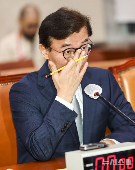 [서울=뉴시스] 김명년 기자 = 전재수 해양수산부 장관 후보자가 14일 오전 서울 여의도 국회 농림축산식품해양수산위원회에서 열린 인사청문회에서 안경을 만지고 있다. 2025.07.14. kmn@newsis.com