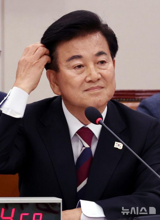 [서울=뉴시스] 조성봉 기자 = 정동영 통일부 장관 후보자가 14일 서울 여의도 국회 외교통일위원회에서 열린 인사청문회에서 손으로 머리를 긁적이고 있다. 2025.07.14. suncho21@newsis.com