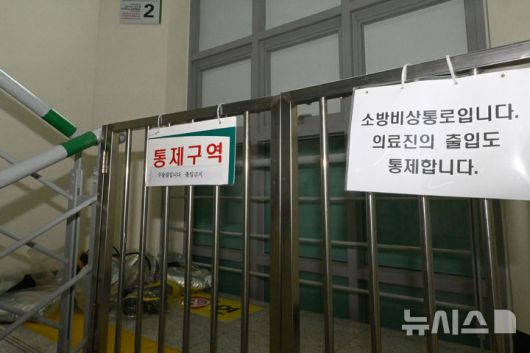 [광주=뉴시스] 이영주 기자 = 14일 오전 광주 동구 조선대병원 수술병동으로 향하는 층계참이 가로막혀있다. 가로막힌 층계참 안으로 쓰이지 않은 소방 장비들이 놓여있다. 조선대병원 2관 3층 수술병동 7호실에서는 이날 오전 8시12분께 전기적 요인으로 추정되는 불이 났다가 10분 만에 자체진화됐다. 2025.07.14. leeyj2578@newsis.com