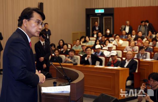 [서울=뉴시스] 조성봉 기자 = 윤상현 국민의힘 의원이 14일 서울 여의도 국회에서 열린 '무엇을 할 것인가, 자유공화 리셋코리아를 위하여' 토론회에서 발언을 하고 있다. 2025.07.14. suncho21@newsis.com