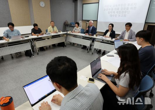 [서울=뉴시스] 배훈식 기자 = 유원준 한국사립대학교수회연합회 이사장이 14일 오후 서울 용산구 비앤디파트너스 서울역점 강당에서 열린 이진숙 교육부 장관 후보자 논문표절 의혹 검증을 위한 범학계 국민검증단 대국민 보고회에서 발언하고 있다. 2025.07.14. dahora83@newsis.com