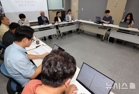 [서울=뉴시스] 배훈식 기자 = 유원준 한국사립대학교수회연합회 이사장이 14일 오후 서울 용산구 비앤디파트너스 서울역점 강당에서 열린 이진숙 교육부 장관 후보자 논문표절 의혹 검증을 위한 범학계 국민검증단 대국민 보고회에서 발언하고 있다. 2025.07.14. dahora83@newsis.com