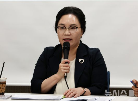 [서울=뉴시스] 배훈식 기자 = 김경한 전국사학민주회교수노조 위원장이 14일 오후 서울 용산구 비앤디파트너스 서울역점 강당에서 열린 이진숙 교육부 장관 후보자 논문표절 의혹 검증을 위한 범학계 국민검증단 대국민 보고회에서 발언하고 있다. 2025.07.14. dahora83@newsis.com