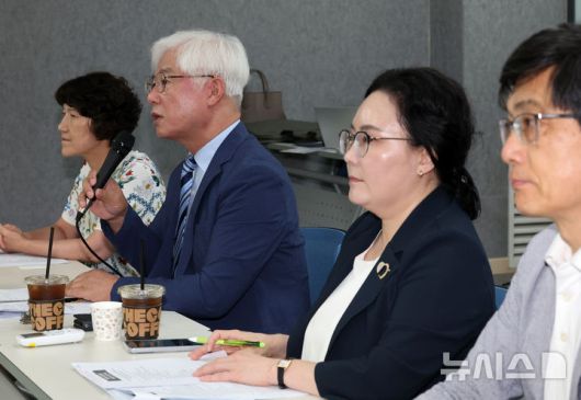 [서울=뉴시스] 배훈식 기자 = 유원준 한국사립대학교수회연합회 이사장이 14일 오후 서울 용산구 비앤디파트너스 서울역점 강당에서 열린 이진숙 교육부 장관 후보자 논문표절 의혹 검증을 위한 범학계 국민검증단 대국민 보고회에서 발언하고 있다. 2025.07.14. dahora83@newsis.com