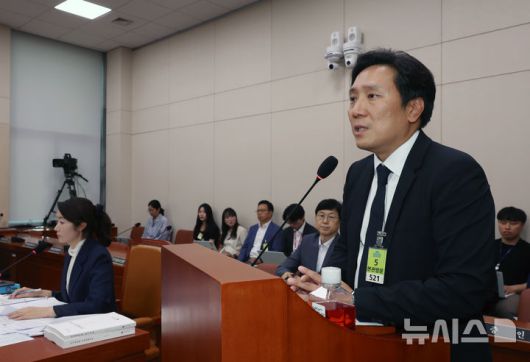 [서울=뉴시스] 고승민 기자 = 이의일 엑셀세라퓨틱스 대표가 14일 서울 여의도 국회에서 열린 여성가족위원회의 강선우 여성가족부 후보자 인사청문회에 증인으로 출석해 의원 질의에 답하고 있다. 2025.07.14. kkssmm99@newsis.com