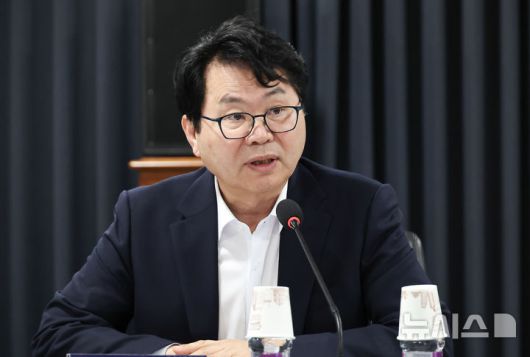 [서울=뉴시스] 김명원 기자 = 이한주 국정기획위원장이 14일 서울 종로구 정부서울청사 창성동 별관에서 열린 국정기획위원회-지방시대위원회 간담회에서 환영사를 하고 있다. (공동취재) 2025.07.14. photo@newsis.com