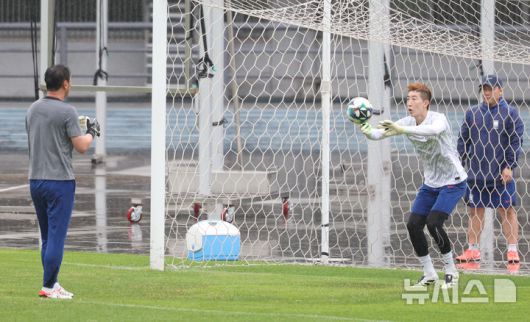 [성남=뉴시스] 황준선 기자 = 대한민국 남자 축구 국가대표팀 주장 조현우가 지난 14일 경기 성남시 성남종합운동장에서 훈련하고 있다. 2025 EAFF(동아시아축구연맹) E-1 챔피언십(동아시안컵)에 출전하는 대한민국 남자 축구 국가대표팀은 오는 15일 용인미르스타디움에서 일본과 경기를 치른다. 2025.07.14. hwang@newsis.com