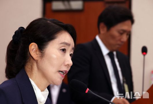 [서울=뉴시스] 고승민 기자 = 강선우 여성가족부 장관 후보자가 14일 서울 여의도 국회에서 열린 여성가족위원회의 인사청문회에서 의원 질의에 답하고 있다. 2025.07.14. kkssmm99@newsis.com