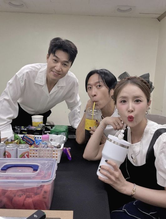 [서울=뉴시스] 김종민, 빽가, 신지. (사진=신지 인스타그램 캡처) 2025.07.15. photo@newsis.com *재판매 및 DB 금지