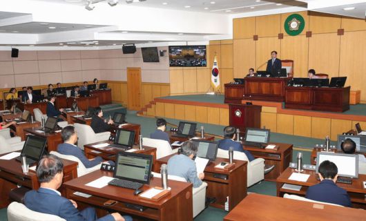 [정읍=뉴시스] 15일 열린 정읍시의회 제305회 임시회 제1차 본회의, 박일 의장이 회의를 진행하고 있다. *재판매 및 DB 금지