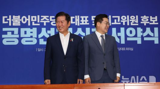 [서울=뉴시스] 김명년 기자 = 더불어민주당 당대표 후보인 정청래·박찬대 의원이 15일 오전 서울 여의도 국회에서 열린 당대표 및 최고위원 후보 공명선거 실천 서약식에서 기념촬영을 기다리고 있다. 2025.07.15. kmn@newsis.com