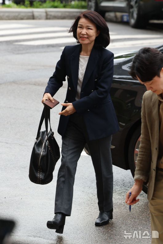 [과천=뉴시스] 권창회 기자 = 국무회의에서 배제된 이진숙 방송통신위원장이 15일 오전 경기 과천시 정부과천청사 내 방송통신위원회로 출근하고 있다. 2025.07.15. kch0523@newsis.com