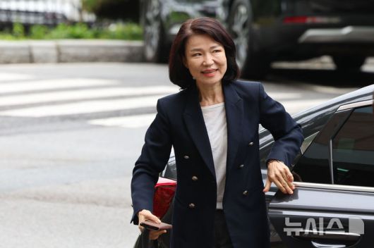 [과천=뉴시스] 권창회 기자 = 국무회의에서 배제된 이진숙 방송통신위원장이 15일 오전 경기 과천시 정부과천청사 내 방송통신위원회로 출근하고 있다. 2025.07.15. kch0523@newsis.com