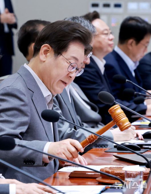 [서울=뉴시스] 최동준 기자 = 이재명 대통령이 15일 서울 용산 대통령실 청사에서 열린 국무회의에서 의사봉을 두드리며 개회 선언을 하고 있다. (대통령실통신사진기자단) 2025.07.15. photocdj@newsis.com