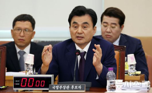 [서울=뉴시스] 조성봉 기자 = 안규백 국방부 장관 후보자가 15일 서울 여의도 국회 국방위원회에서 열린 인사청문회에서 의원들의 질의에 답변하고 있다. 2025.07.15. suncho21@newsis.com