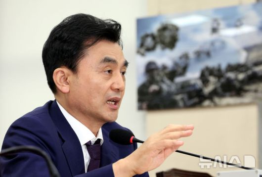 [서울=뉴시스] 조성봉 기자 = 안규백 국방부 장관 후보자가 15일 서울 여의도 국회 국방위원회에서 열린 인사청문회에서 의원들의 질의에 답변하고 있다. 2025.07.15. suncho21@newsis.com