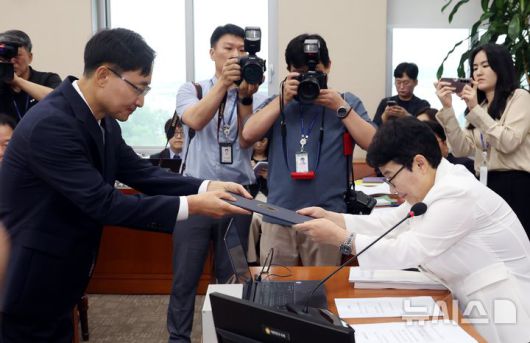 [서울=뉴시스] 조성봉 기자 = 임광현 국세청장 후보자가 15일 서울 여의도 국회기획재정위원회에서 열린 인사청문회에서 임이자 기재위원장에게 선서문을 제출하고 있다. 2025.07.15. suncho21@newsis.com