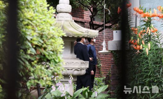 [서울=뉴시스] 김선웅 기자 = 김건희 여사 관련 의혹을 수사하는 민중기 특검팀이 15일 오전 서울 강남구 역삼동에 위치한 건진법사 전성배 씨 법당에 대한 압수수색을 진행 중인 가운데 특검팀 관계자들이 분주하게 움직이고 있다. (공동취재) 2025.07.15. photo@newsis.com