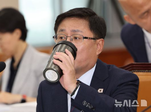 [서울=뉴시스] 김명년 기자 = 김성환 환경부 장관 후보자가 15일 서울 여의도 국회 환경노동위원회에서 열린 인사청문회에서 텀블러로 물을 마시고 있다. 2025.07.15. kmn@newsis.com