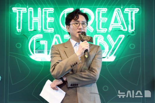 [서울=뉴시스] 박진희 기자 = 신춘수 오디컴퍼니 대표겸 프로듀서가 15일 서울 서초구 솔빛섬에서 뮤지컬 '위대한 개츠비' 서울 론칭 쇼케이스 기자간담회를 하고 있다. 2025.07.15. pak7130@newsis.com