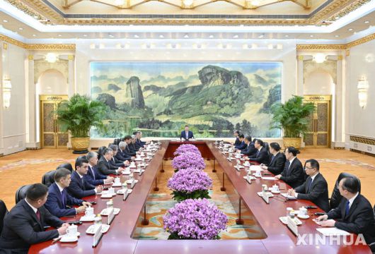 [베이징=신화/뉴시스] 시진핑 중국 국가주석이 15일 베이징 인민대회당에서 중국을 방문 중인 상하이협력기구(SCO) 회원국 외교장관과 상설기구 책임자들과 단체 회동을 갖고 있다. 2025.07.15