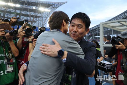 [용인=뉴시스] 김진아 기자 = 15일 경기 용인미르스타디움에서 열린 2025 동아시아축구연맹(EAFF) E-1 챔피언십(동아시안컵) 남자부 한국과 일본 경기, 홍명보 한국대표팀 감독과 모리야스 하지메 일본대표팀 감독이 인사를 나누고 있다. 2025.07.15. bluesoda@newsis.com