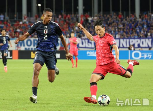[용인=뉴시스] 김진아 기자 = 15일 경기 용인미르스타디움에서 열린 2025 동아시아축구연맹(EAFF) E-1 챔피언십(동아시안컵) 남자부 한국과 일본의 경기, 한국 나상호가 돌파하고 있다. 2025.07.15. bluesoda@newsis.com