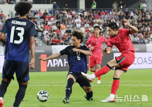 [용인=뉴시스] 김진아 기자 = 15일 경기 용인미르스타디움에서 열린 2025 동아시아축구연맹(EAFF) E-1 챔피언십(동아시안컵) 남자부 한국과 일본의 경기, 한국 이동경이 슛을 시도하고 있다. 2025.07.15. bluesoda@newsis.com