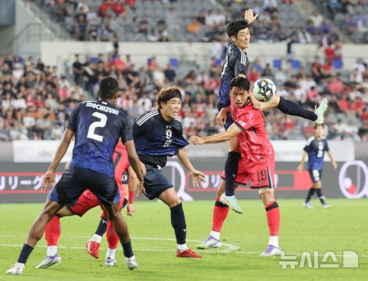 [용인=뉴시스] 김진아 기자 = 15일 경기 용인미르스타디움에서 열린 2025 동아시아축구연맹(EAFF) E-1 챔피언십(동아시안컵) 남자부 한국과 일본의 경기, 오세훈이 볼다툼을 하고 있다. 2025.07.15. bluesoda@newsis.com