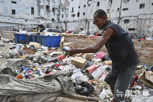 [아바나=AP/뉴시스] 15일(현지 시간) 쿠바 아바나에서 한 남성이 쓰레기 더미에서 재활용할 알루미늄 깡통을 수거하고 있다. 2025.07.16.