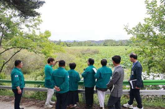 [창녕=뉴시스] 창녕군의회 의원들이 우포늪과 사지포 연꽃군락지를 살펴보고 있다. (사진= 창녕군의회 제공) 2025.07.16. photo@newsis.com *재판매 및 DB 금지