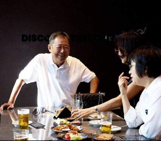 [서울=뉴시스] 김정완(가운데) 매일홀딩스 회장이 삿포로 프리미엄 비어 스탠드 매장을 방문했다. (사진=김정완 회장 SNS 캡처)  *재판매 및 DB 금지