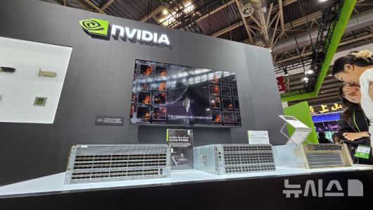 [베이징=뉴시스] 박정규 특파원 = 16일 중국 베이징 중국국제전람센터에서 열린 제3회 중국국제공급망촉진박람회에 마련된 엔비디아 전시장에서 관람객들이 전시제품을 둘러보고 있다. 엔비디아는 공급망박람회에 이번에 처음 참가했다. 2025.07.16 pjk76@newsis.com