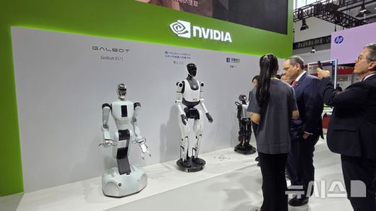 [베이징=뉴시스] 박정규 특파원 = 16일 중국 베이징 중국국제전람센터에서 열린 제3회 중국국제공급망촉진박람회에 마련된 엔비디아 전시장에서 관람객들이 전시제품을 둘러보고 있다. 엔비디아는 공급망박람회에 이번에 처음 참가했다. 2025.07.16 pjk76@newsis.com